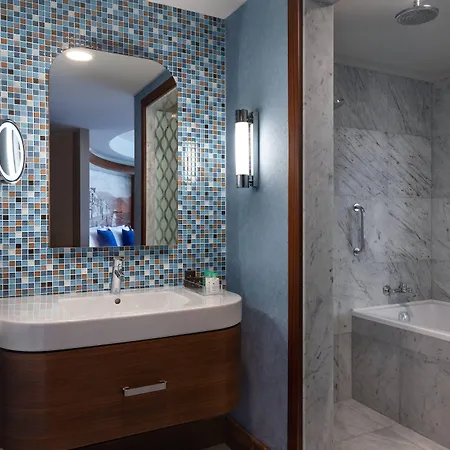 Renaissance מלון 5*