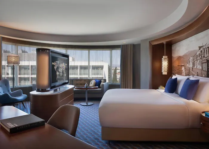 Renaissance Hotel 5*