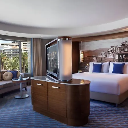 Renaissance Hotel 5*