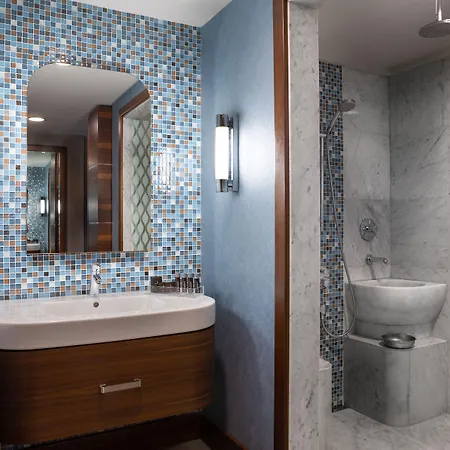 Renaissance Hotel 5*