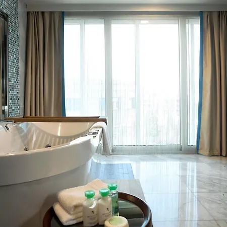 Renaissance Hotel 5*