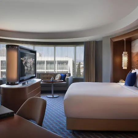 Renaissance Hotel 5*