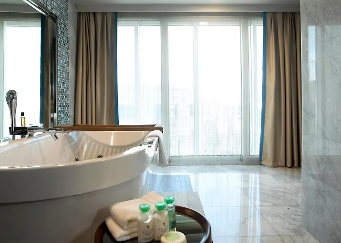 Renaissance Hotel 5*